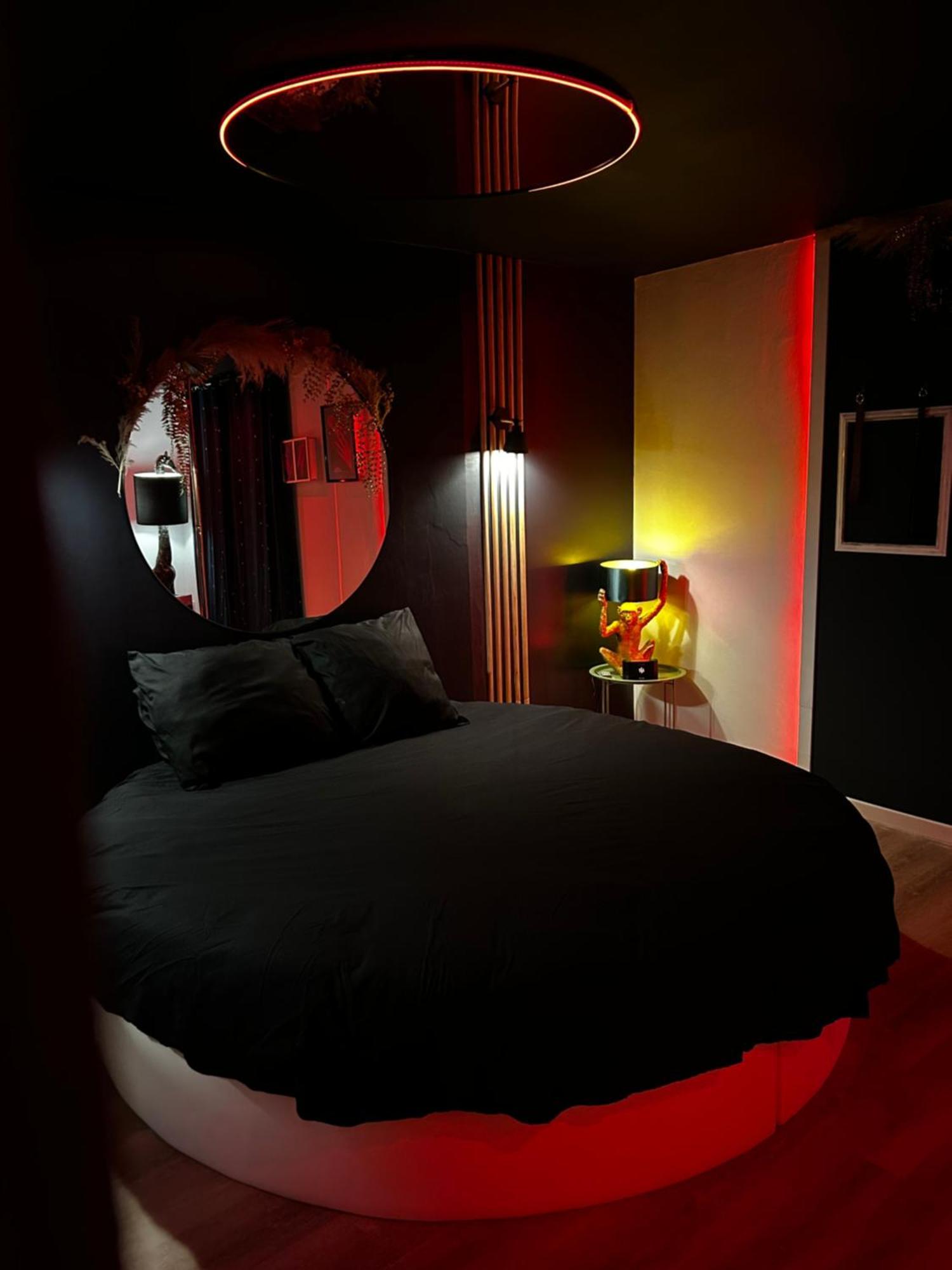 Love Room Haut De Gamme - L'Extase Avec Jacuzzi Violaines Pokoj fotografie