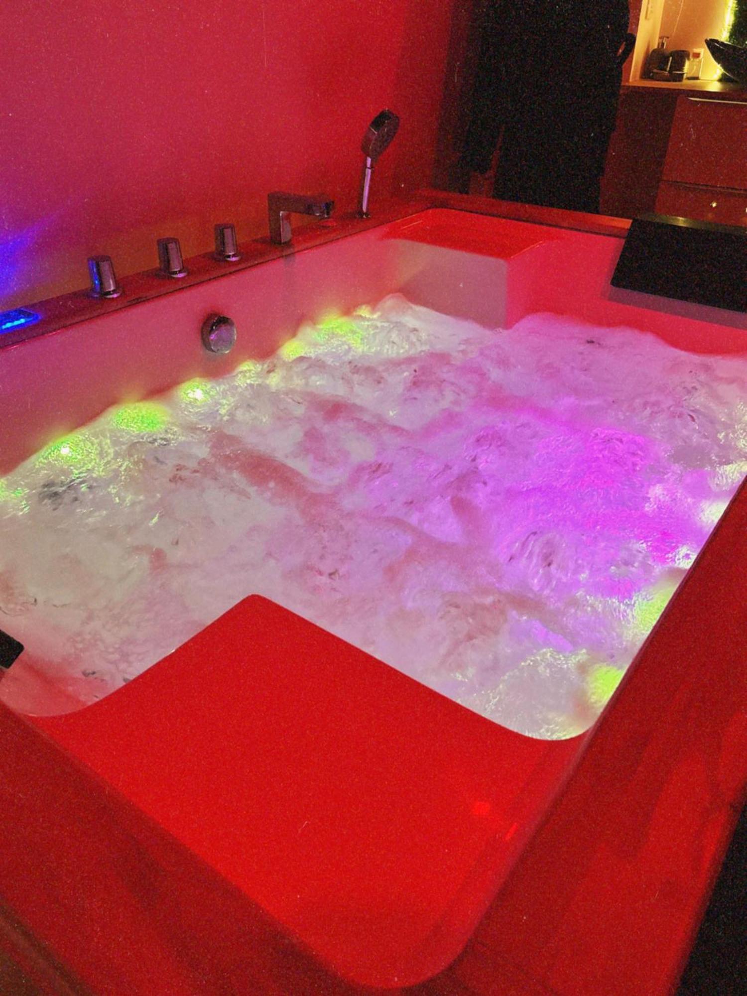 Love Room Haut De Gamme - L'Extase Avec Jacuzzi Violaines Exteriér fotografie